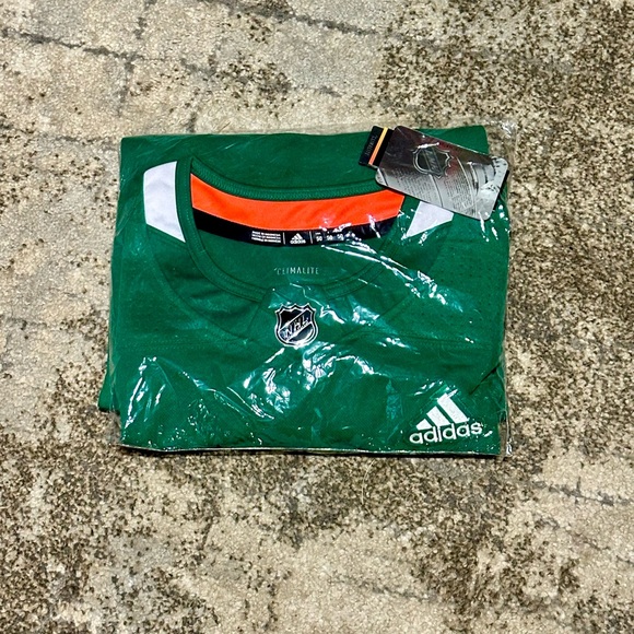 Adidas Authentic Vancouver Canucks Praxtice Jersey- size 50 - Picture 3 of 3